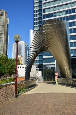Frankfurt, Almanya - 08.14.2021: Frankfurt şehrinde modern binaların bulunduğu bir manzara