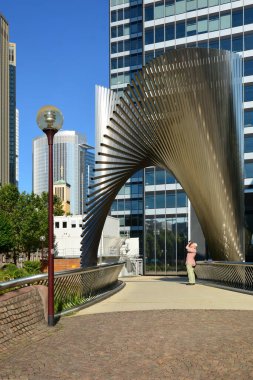 Frankfurt, Almanya - 08.14.2021: Frankfurt şehrinde modern binaların bulunduğu bir manzara