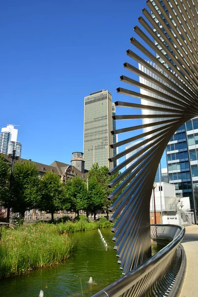 Frankfurt, Almanya - 08.14.2021: Frankfurt şehrinde modern binaların bulunduğu bir manzara