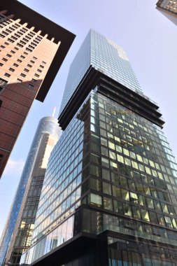 Frankfurt, Almanya - 08.14.2021: Frankfurt şehrinde modern binaların bulunduğu bir manzara