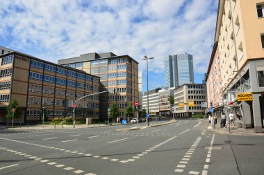 Frankfurt, Almanya - 08.14.2021: Frankfurt şehrinde modern binaların bulunduğu bir manzara