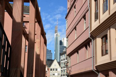 Frankfurt, Almanya - 08.14.2021: Frankfurt şehrindeki tarihi binaların manzarası