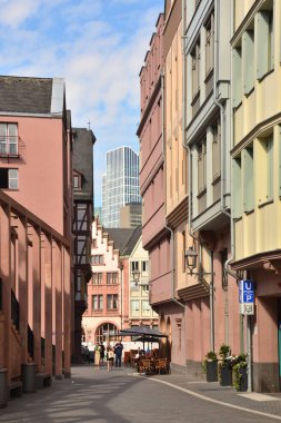 Frankfurt, Almanya - 08.14.2021: Frankfurt şehrindeki tarihi binaların manzarası