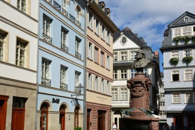 Frankfurt, Almanya - 08.14.2021: Frankfurt şehrindeki tarihi binaların manzarası