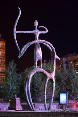 Astana içinde modern tasarım gece heykel