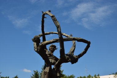 bir heykel featuring dans eden insanlar