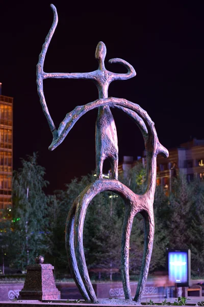 Escultura de diseño moderno en Astana por la noche — Foto de Stock