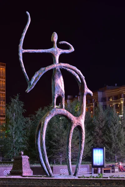 Skulptur modernen Designs in astana bei Nacht — Stockfoto