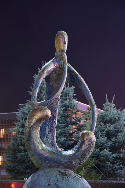 Rzeźby nowoczesnej konstrukcji w Astanie w nocy — Zdjęcie stockowe