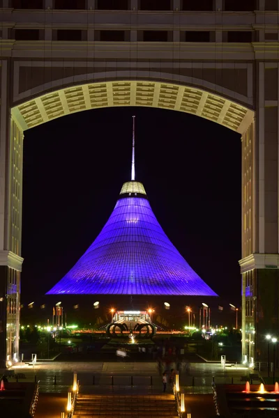 Khan Shatyr εμπορικό και ψυχαγωγικό κέντρο στην Αστάνα του Καζακστάν, το βράδυ — Φωτογραφία Αρχείου