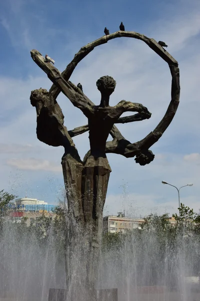 Una escultura con gente bailando —  Fotos de Stock