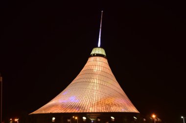 Han Shatyr alışveriş ve eğlence merkezinde Astana, Kazakistan, gece