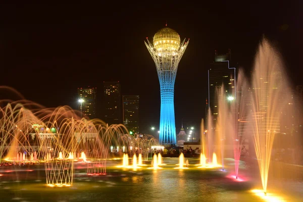 La tour Baiterek à Astana la nuit — Photo