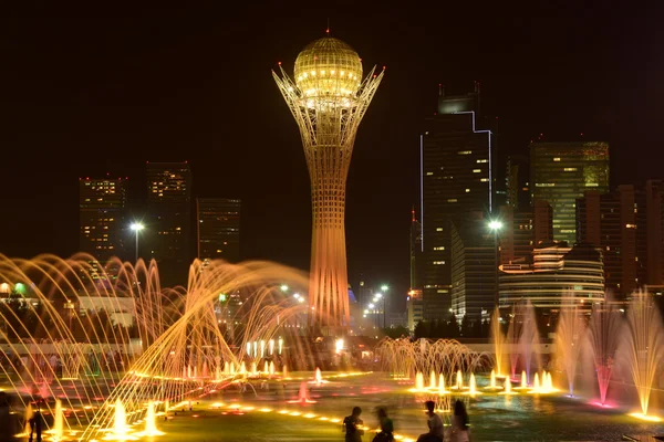 A torre de Baiterek em Astana à noite — Fotografia de Stock