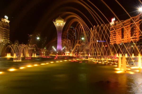 La tour Baiterek à Astana la nuit — Photo