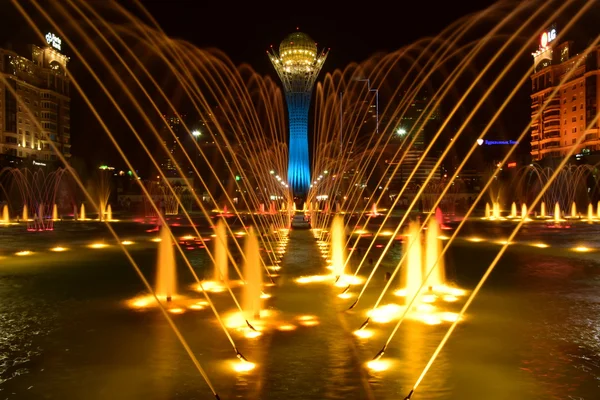 A torre de Baiterek em Astana à noite — Fotografia de Stock