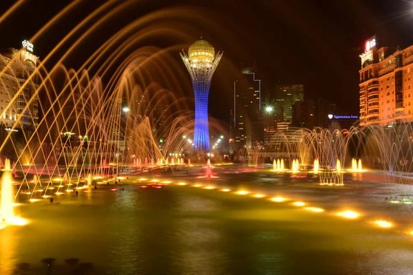 A torre de Baiterek em Astana à noite — Fotografia de Stock