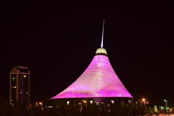 Centro comercial e de entretenimento KHAN SHATYR em Astana, Cazaquistão, à noite — Fotografia de Stock