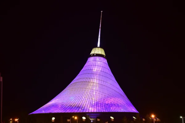 ТРЦ "Хан ШАТЫР" в г. Астана, Казахстан, ночью — стоковое фото