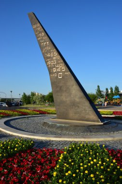 Anıt bir sunclock şeklinde