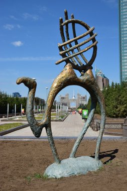 bir heykel soyut tarzda bir deve yükü ile featuring