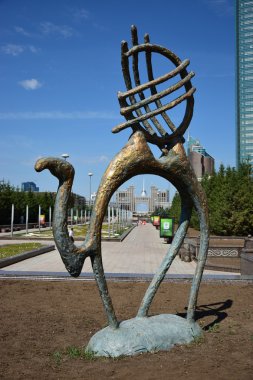 bir heykel soyut tarzda bir deve yükü ile featuring