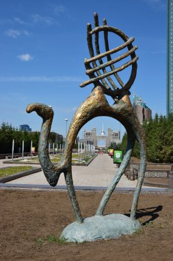 bir heykel soyut tarzda bir deve yükü ile featuring