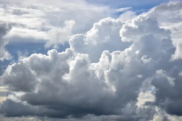 폭풍우 구름 햇볕에 쬐 인 — 스톡 사진