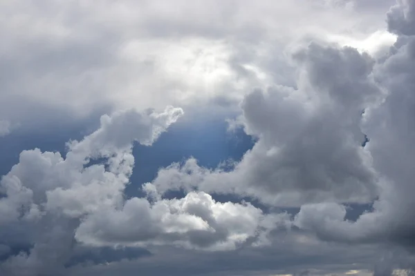 Nubes tormentosas soleadas — Foto de Stock