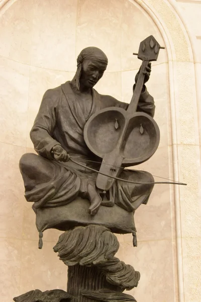 Estatua con un músico — Foto de Stock