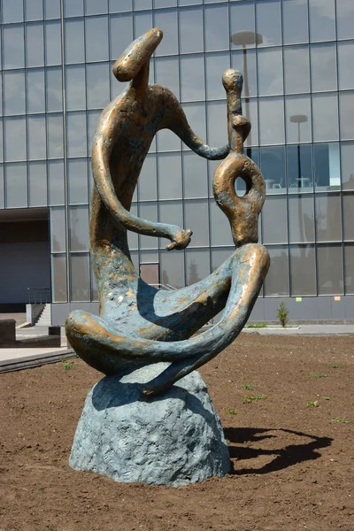 Spiżowa statua z muzyk gra viola — Zdjęcie stockowe