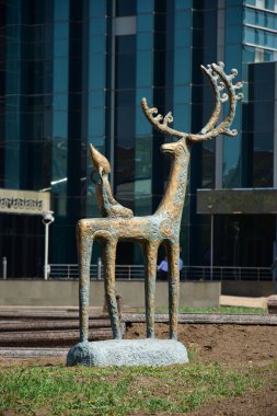 onun arkasında oturan bir çocuk bir geyik featuring heykeli