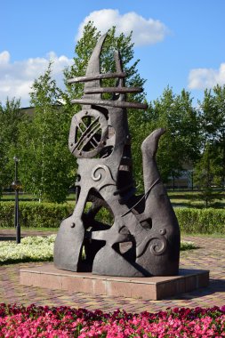 soyut tarzda metal heykel