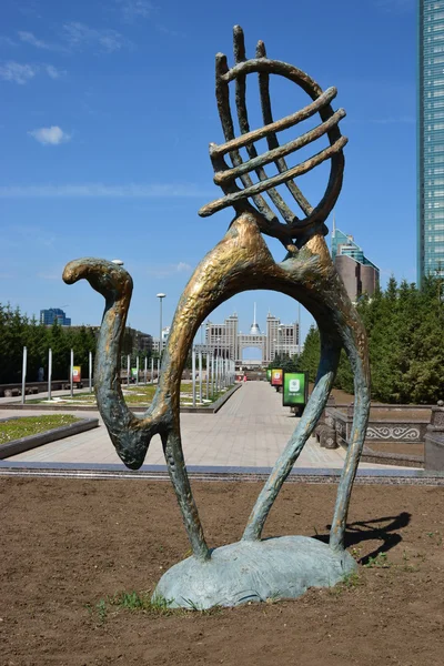 Bir heykel soyut tarzda bir deve yükü ile featuring — Stok fotoğraf