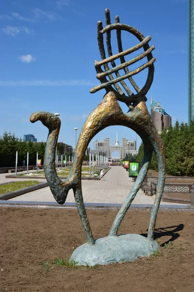 A statue in abstract style featuring a camel with a  load — Stock Photo, Image