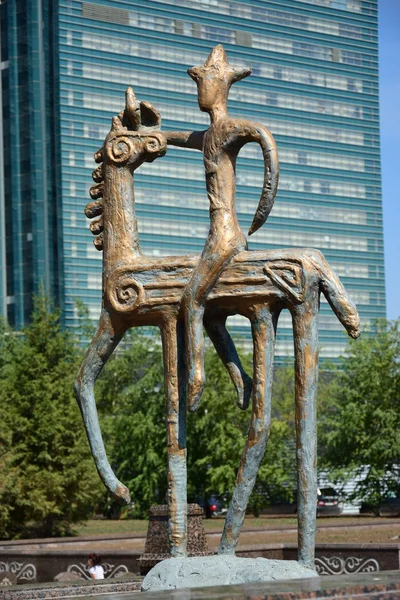 Bronzestatue mit einem Reiter zu Pferd — Stockfoto