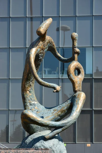 Eine Bronzestatue mit einem Musiker, der ein Bratscheninstrument spielt — Stockfoto