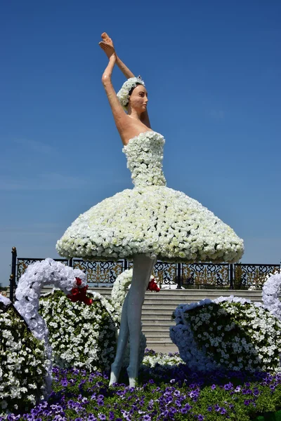 Статуя с балериной — стоковое фото