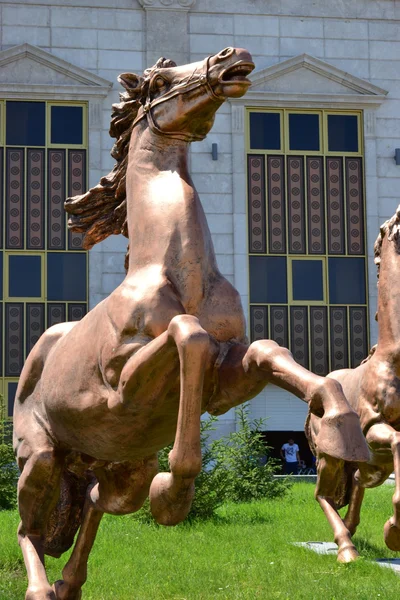 Estátua de bronze com um cavalo de corrida — Fotografia de Stock