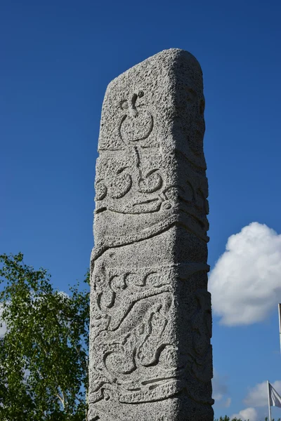 Colonne en pierre avec gravures de style oriental — Photo