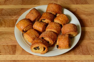 tatlı Çekirdekli kuru üzüm bir plaka üzerinde rulo.