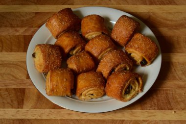 tatlı Çekirdekli kuru üzüm bir plaka üzerinde rulo.