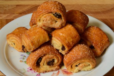 tatlı Çekirdekli kuru üzüm bir plaka üzerinde rulo.