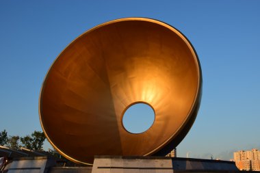 ortasında delik olan bir heykel-bronz fincan şeklinde