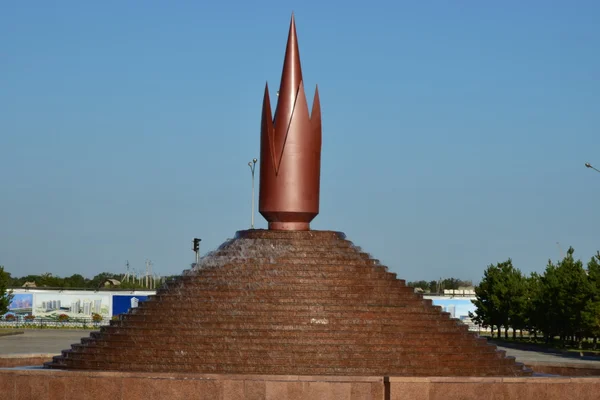 Een fontein van de oorspronkelijke vorm in astana, kazakhstan — Stockfoto