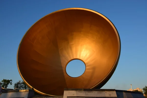 Una escultura en forma de copa de bronce con un agujero en el centro —  Fotos de Stock