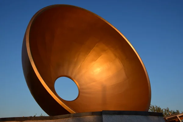 Una escultura en forma de copa de bronce con un agujero en el centro —  Fotos de Stock
