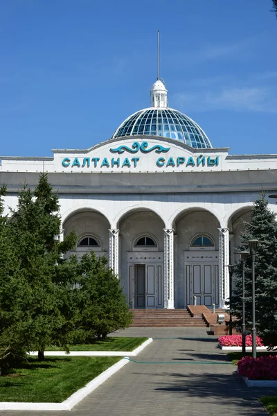 Palazzo chiamato SALTANAT SARAJY ad Astana — Foto Stock