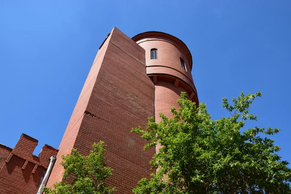 Um edifício em forma de torre de tijolo medieval — Fotografia de Stock