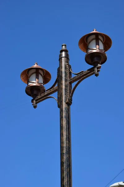 Uma bela lanterna de metal iluminada pelo sol — Fotografia de Stock